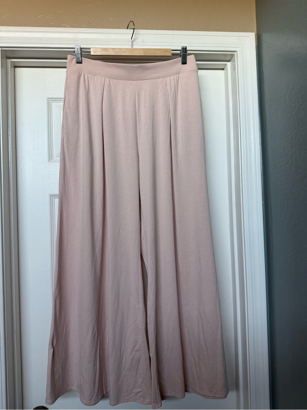 Uniqlo Wide-Leg Palazzo Pants in Blush Pink